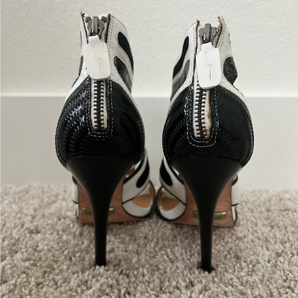 L.A.M.B. Black And White Open Toe Heels/Stilettos Size 8 - Picture 3 of 6